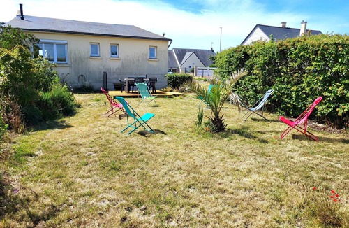 Creances House | Seaside, Les Fleurs Holiday Home with Shared Terrace, Private Garden and Wi-Fi