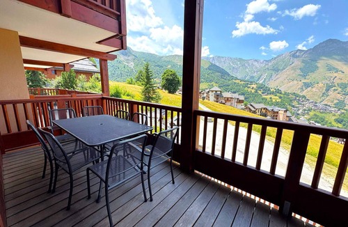 Saint-Martin-de-Belleville Apartment | Ski-in/Ski-out Spacious 3BR Apartment for 6 with Balcony and Free WiFi
