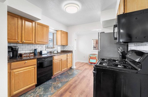 Ventnor City House | Spacious 6BR - Sleeps 18| Beach Gear | Deck | BBQ