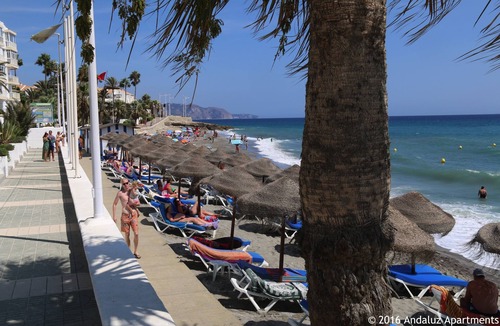 Nerja Apartment | Spacious apartment for 6 people - center - air conditioning - WiFi - parking - beach 250 meters