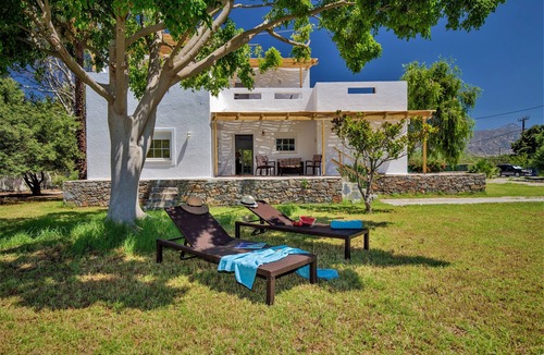Ierapetra Villa | Spacious, luxurious vacation villa with large garden and lots of privacy