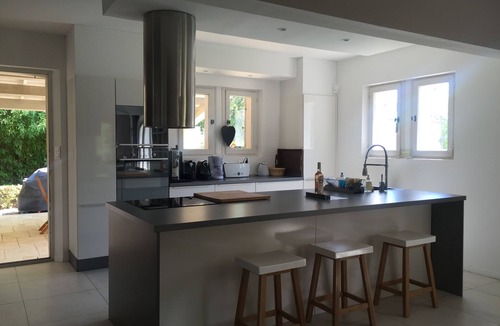 Eyragues House | St-Rémy-de-Pce, 4 kms away, "Mas Airaga" is a charming farmhouse in absolute calm.