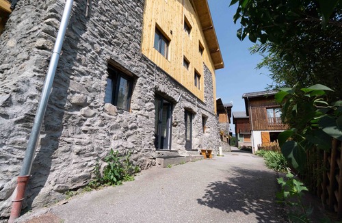 La Perriere Apartment | Studio Apartment 'Chalet Belamy 1' with Mountain View, Private Terrace and Wi-Fi