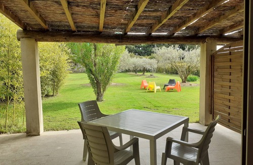 Eyragues Apartment | Studio fruits rouges in Eyragues in the countryside for 2 people