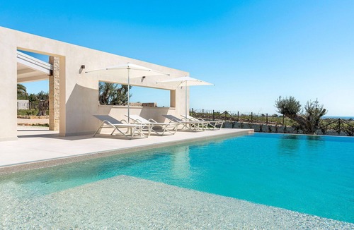 Rosolini Villa | Stunning private villa for 4 guests with private pool, WIFI, A/C, TV, terrace and panoramic view