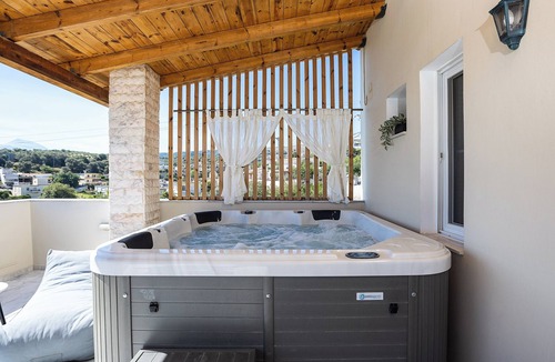 Kirianna Villa | Superb Villa with Private Pool, Jacuzzi, Gym & Sauna - 10m drive from Beach