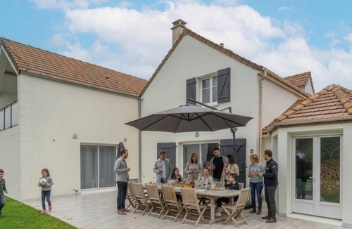 Saint-Germain-sur-Morin Villa | The Villa Bora, 14pax, 10min Disneyland Paris