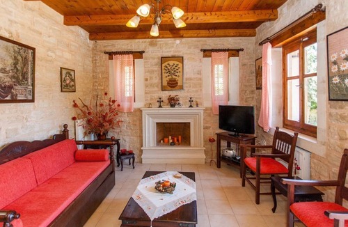 Atsipópoulon Villa | Traditional Stone Villa Near Beach -free WI FI