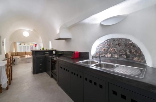 Fira Villa | Tranditional Cave House In The Heart of Fira-Santorini