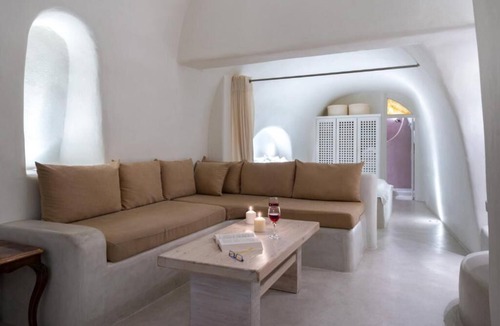 Fira Villa | Tranditional Cave House In The Heart of Fira-Santorini