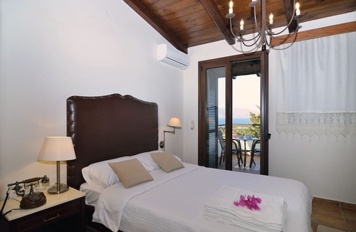 Kaliviani Villa | Villa Arhontariki stunning view, pool, BBQ close to Kissamos, Chania