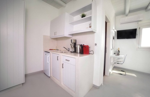 Koufonisia Apartment | Villa 'Bridal Suite Lefkippi' with Private Terrace, Wi-Fi and Air Conditioning