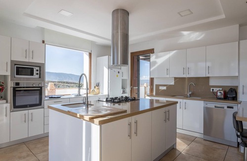 La Zubia Villa | Villa "Corasao Luxury 5 Stars" with Mountain View, Pool, Whirlpool & Garden