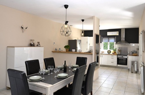 Sorgues House | Villa des Amis with jacuzzi and swimming pool near the Alpilles and Luberon mountains