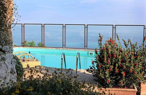 Taormina Villa | Villa Doride Piccola: An elegant and welcoming two-story villa which faces the sun and the sea, with Free WI-FI.