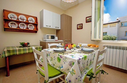 Desenzano del Garda Apartment | Villa Mimosa Near Desenzano Old Town Apt 2 Parking, A/C, WiFi, Desenzano Del Garda, Italy