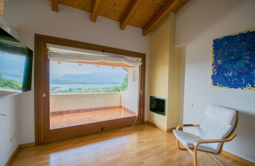 Montinelle Villa | Villa Vittoria con Piscina e Vista Lago by Wonderful Italy