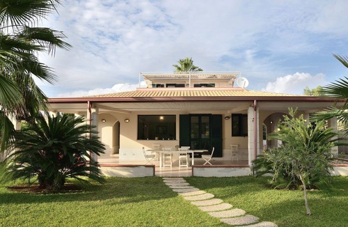Santa Maria del Focallo Villa | Villa with direct access to the fine sandy beach, garden and terraces