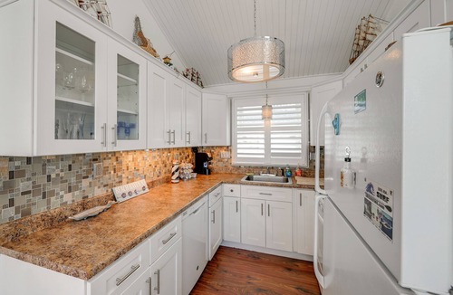 Beach Haven Cottage | Walk to Bay Village, Beaches & More! Cozy Cottage