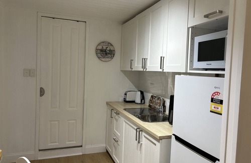 Toogoom Cabin | White Haven - Direct Access to Toogoom Beach-Sleeps 2-Wi-Fi-Air con-Smart TV