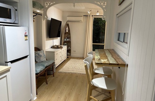 Toogoom Cabin | White Haven - Direct Access to Toogoom Beach-Sleeps 2-Wi-Fi-Air con-Smart TV