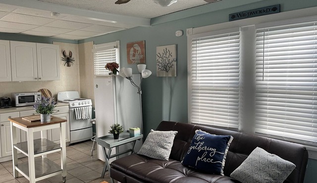 1 block from beach; 2 bedrooms 1 bath; Sleep 5, 3rd Fl Deck