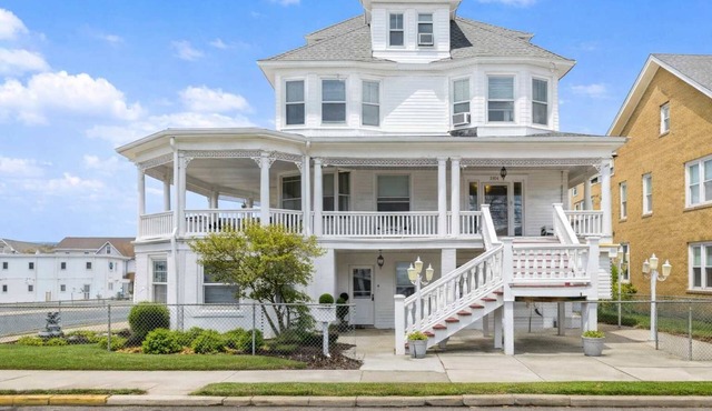 10BR WW Victorian Beach House - Sleeps 30!