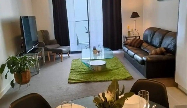 2 B/R modern apartment free parking prime location Canberra
