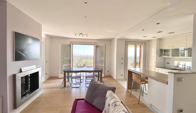 A quiet terrace with a breathtaking view of Lake Garda