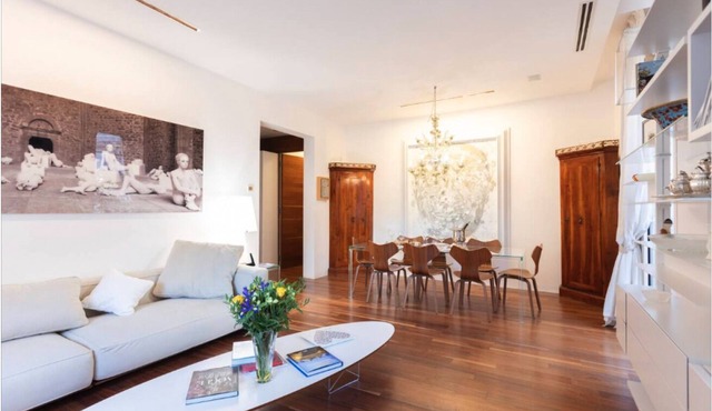 About this spaceWelcome to my spacious and bright designer apartment, completely renovated and furnished with custom-made furniture. Equipped with air conditioning and a sophisticated Sonos audio system, it offers you unique comfort and atmosphere.Just a