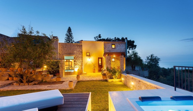 Ali Vafi's Villa - Heated Jacuzzi & Indoor Pool