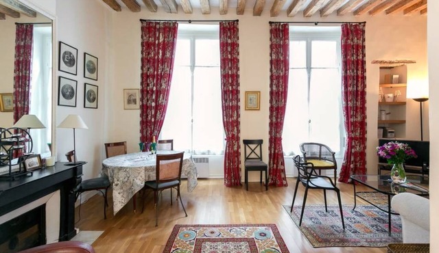 Amazing Apartment With Loft & Tons Of Charm By The Louvre & Tuileries Garden!