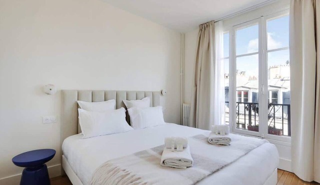 An Elegant 1-BR in St-Michel Notre-Dame