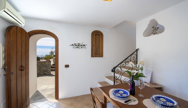 Apartment for 2 people in the hills of Positano, with small balcony overlooking the sea