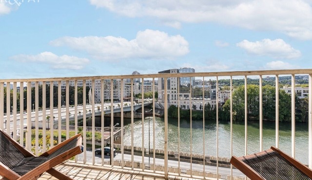 Apartment overlooking the Seine 10' drive from the Eiffel Tower free parking