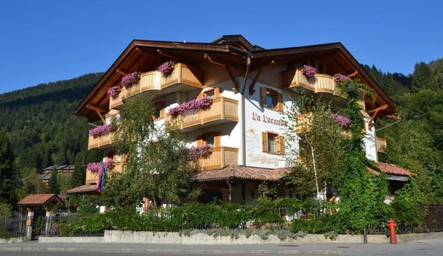 Apartment La Locanda Bilocale 4 persone with Mountain View, Balcony & Wi-Fi