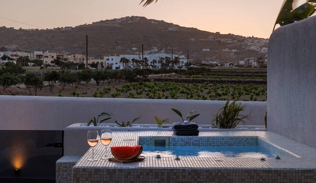 Aris Suite, Divine Santorini Suite with Hot Tub and Furnished Terrace, Kamari