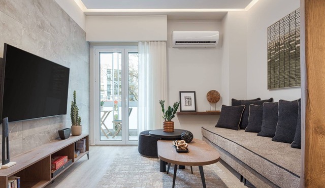 Astounding Athens Apartment | 3 Bedrooms | Apartment Akugetsu | Small.