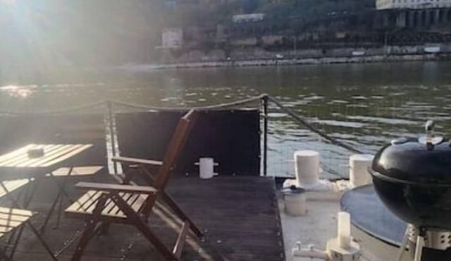 Atypical, peaceful houseboat in Confluence