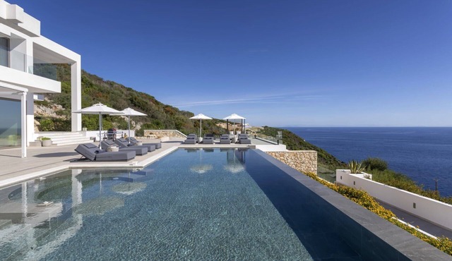 Aurora - Four Bedroom Villa, Sleeps 8