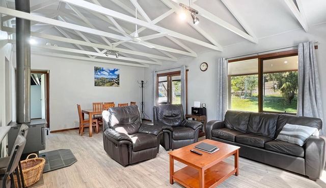Bagara Cottage, Two bedroom cottage 1km from the town centre with a wood fire