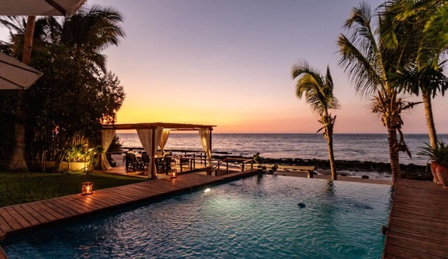 Beach house with spectacular oceanfront views and swimming pool in Mancora
