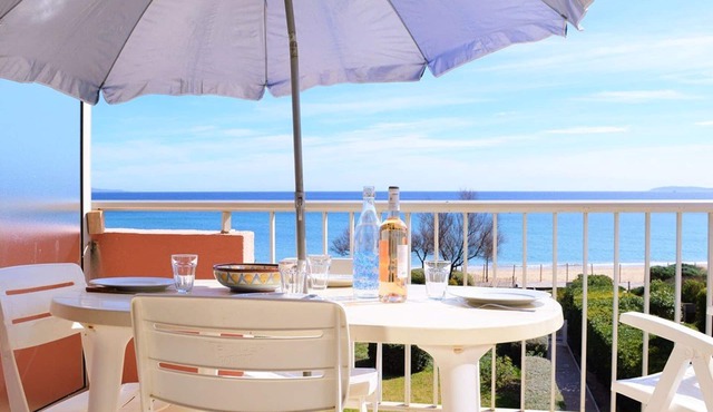 Beachfront studio with terrace and cleaning included