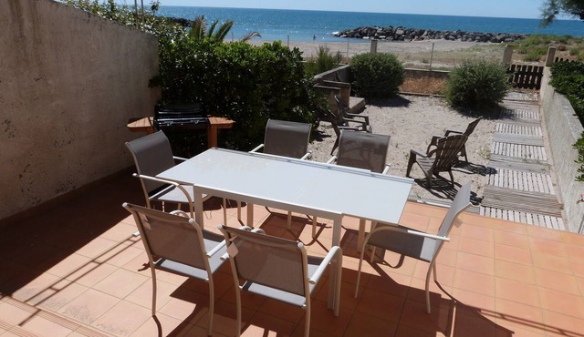 Beachfront villa directly on the beach in Frontignan
