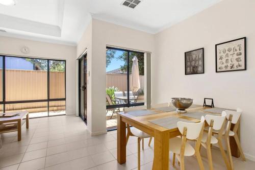 Beachside Gem in Doubleview, Free Wi-Fi, Parking