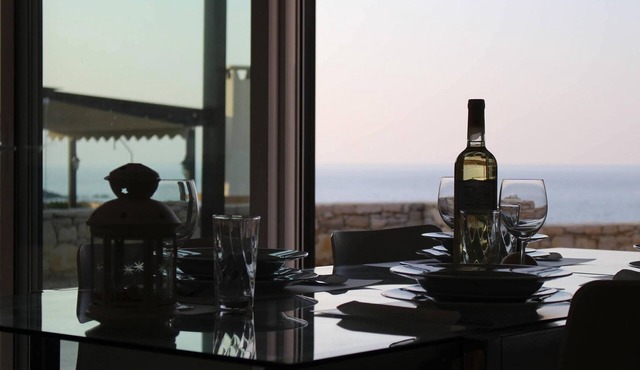 Beautiful 3 Bed, 2 bath detached Villa, private pool sea view, near beach.