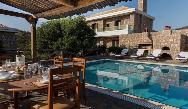Beautiful 3-Bed Sea Front Villa in Agios Nikolaos