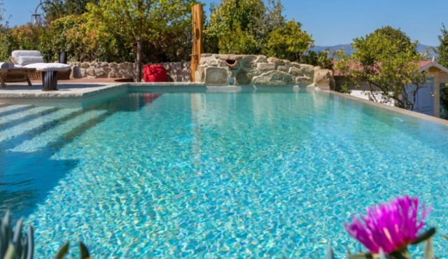 Beautiful apartment in villa for 2 people with WIFI, pool, A/C, hot tub, TV and panoramic view in Case Lunghe
