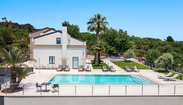 Beautiful private villa for 11 guests with private pool, WIFI, A/C, TV, terrace and panoramic view