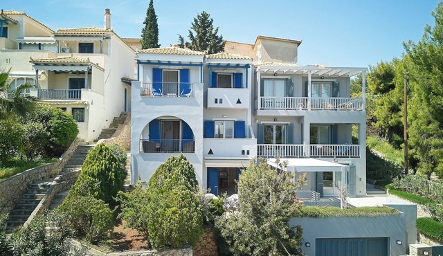 Beautiful summer house 5' from the beach